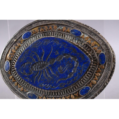 808 - A GOOD ISLAMIC LAPIS LAZULI & WHITE METAL SEAL OF A SCORPION, The stone carved seal inset in to a wh... 