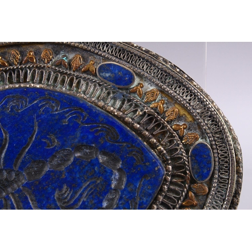 808 - A GOOD ISLAMIC LAPIS LAZULI & WHITE METAL SEAL OF A SCORPION, The stone carved seal inset in to a wh... 