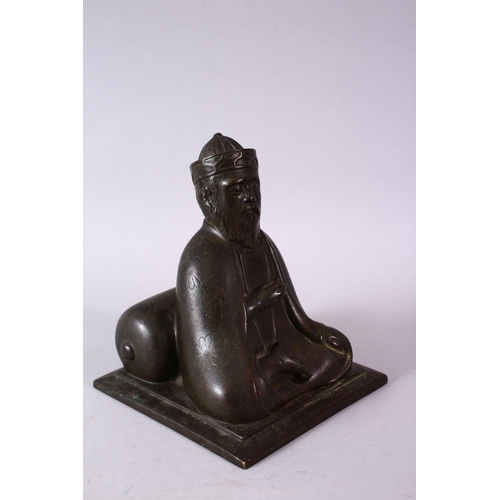 10 - AN 18TH/19TH CENTURY BRONZE SEATED FIGURE OF A SCHOLAR, on a square base, 17cm high.