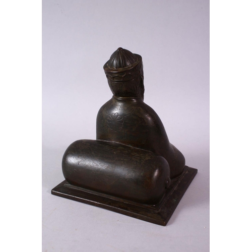 10 - AN 18TH/19TH CENTURY BRONZE SEATED FIGURE OF A SCHOLAR, on a square base, 17cm high.