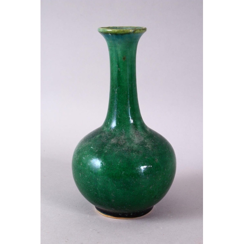 122 - A CHINESE APPLE GREEN AND TURQUOISE FLAMBE STYLE PORCELAIN VASE, with graduating crackle glaze, 16cm... 