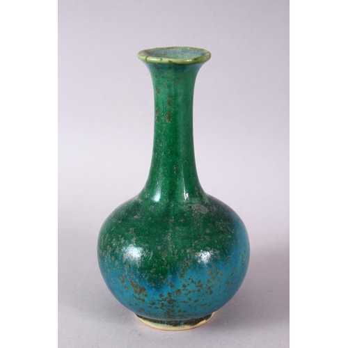 122 - A CHINESE APPLE GREEN AND TURQUOISE FLAMBE STYLE PORCELAIN VASE, with graduating crackle glaze, 16cm... 