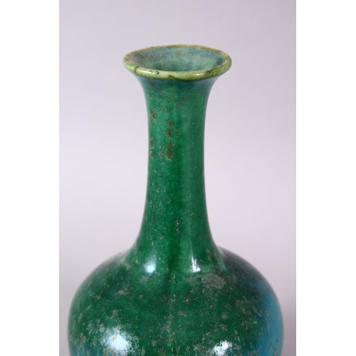 122 - A CHINESE APPLE GREEN AND TURQUOISE FLAMBE STYLE PORCELAIN VASE, with graduating crackle glaze, 16cm... 