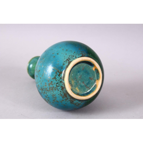 122 - A CHINESE APPLE GREEN AND TURQUOISE FLAMBE STYLE PORCELAIN VASE, with graduating crackle glaze, 16cm... 