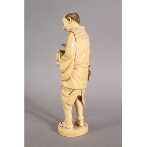 160 - A GOOD JAPANESE MEIJI PERIOD CARVED IVORY OKIMONO - LANTERN LIGHTER, the man stod holding his lanter... 