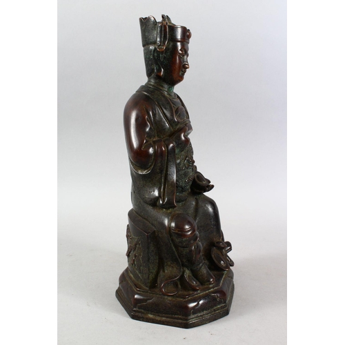 216 - A GOOD CHINESE 19TH / 20TH CENTURY BRONZE FIGURE OF A SEATED EMPEROR, the bronze modelled seated wit... 