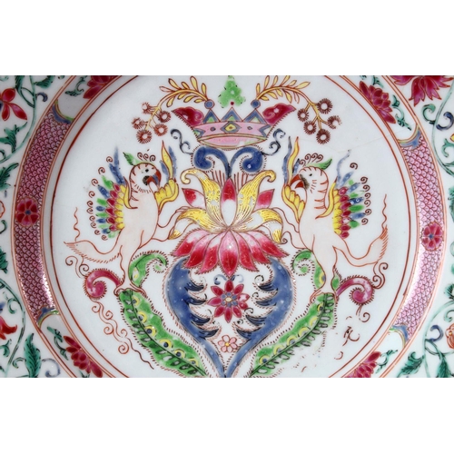 260 - A 18TH CENTURY CHINESE FAMILLE ROSE MULTICOLOURED ARMORIAL PLATE, 23cm diameter.