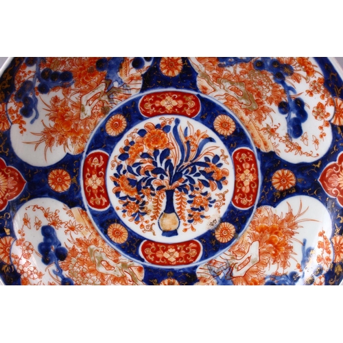 3 - A MEIJI PERIOD IMARI CIRCULAR PLATTER, 28cm.