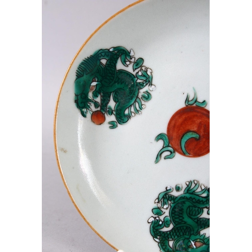 317 - AN 18TH / 19TH CENTURY CHINESE FAMILLE VERTE PORCELAIN SAUCER DISH, with decoration of dragon rounde... 