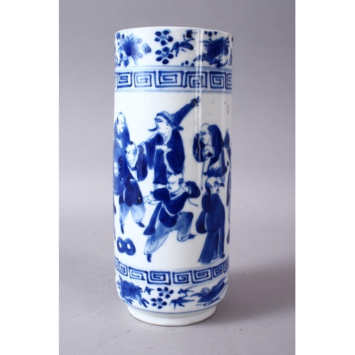 59 - AN 18TH / 19TH CENTURY CHINESE BLUE & WHITE PORCELAIN SLEEVE VASE, the body of the vase decorated wi... 