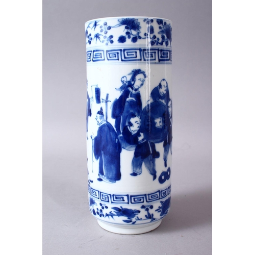 59 - AN 18TH / 19TH CENTURY CHINESE BLUE & WHITE PORCELAIN SLEEVE VASE, the body of the vase decorated wi... 