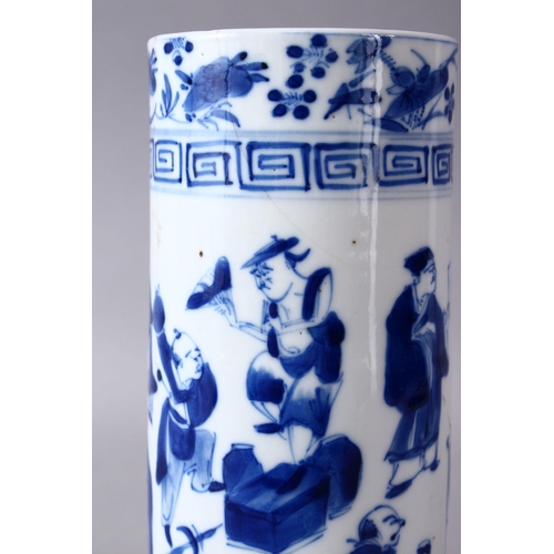 59 - AN 18TH / 19TH CENTURY CHINESE BLUE & WHITE PORCELAIN SLEEVE VASE, the body of the vase decorated wi... 