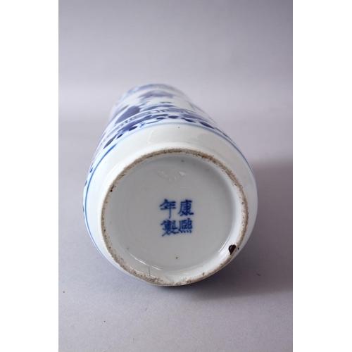 59 - AN 18TH / 19TH CENTURY CHINESE BLUE & WHITE PORCELAIN SLEEVE VASE, the body of the vase decorated wi... 