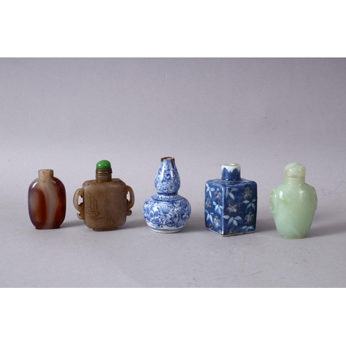 62 - A MIXED LOT OF 5 CHINESE SNUFF BOTTLES, the lot comprising a small blue & white porcelain gourd Snuf... 