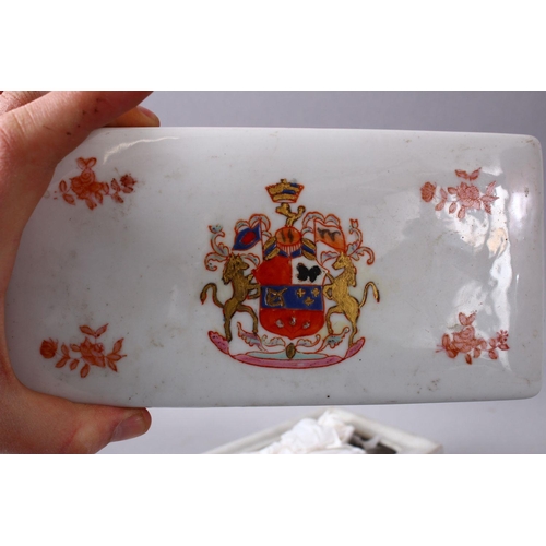 65 - A 19TH / 20TH CENTURY CHINESE FAMILLE ROSE ARMOURIAL PORCELAIN BOX & COVER, the box with a armorial ... 