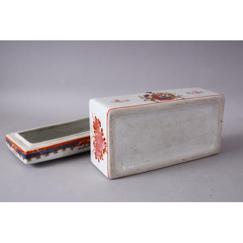 65 - A 19TH / 20TH CENTURY CHINESE FAMILLE ROSE ARMOURIAL PORCELAIN BOX & COVER, the box with a armorial ... 