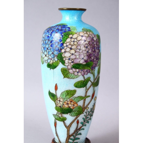 68 - A JAPANESE MEIJI PERIOD GINBARI CLOISONNE VASE, STAND & BOX, the body of the vase with a graduating ... 