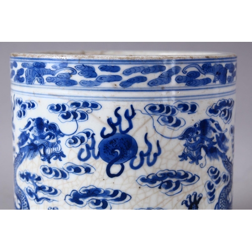 71 - AN 18TH / 19TH CENTURY CHINESE BLUE & WHITE DRAGON POT / BRUSH WASH, decorated with blue dragons cha... 