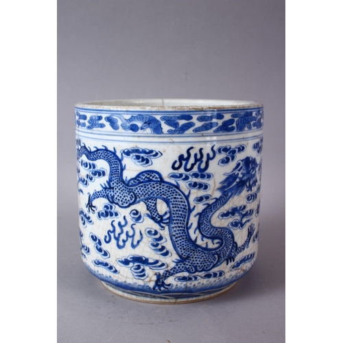 71 - AN 18TH / 19TH CENTURY CHINESE BLUE & WHITE DRAGON POT / BRUSH WASH, decorated with blue dragons cha... 