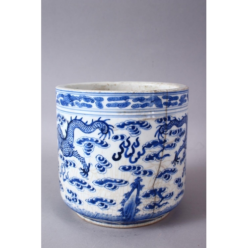 71 - AN 18TH / 19TH CENTURY CHINESE BLUE & WHITE DRAGON POT / BRUSH WASH, decorated with blue dragons cha... 