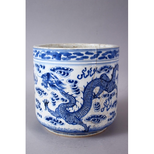 71 - AN 18TH / 19TH CENTURY CHINESE BLUE & WHITE DRAGON POT / BRUSH WASH, decorated with blue dragons cha... 