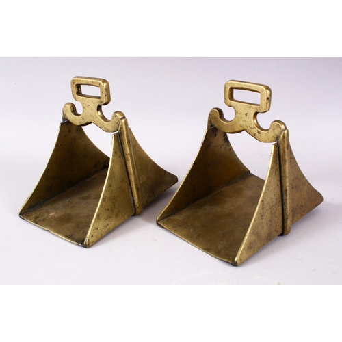 749 - A GOOD PAIR OF 19TH CENTURY BRASS / BRONZE HORSE STIRRUP'S, 17cm high x 12cm wide.