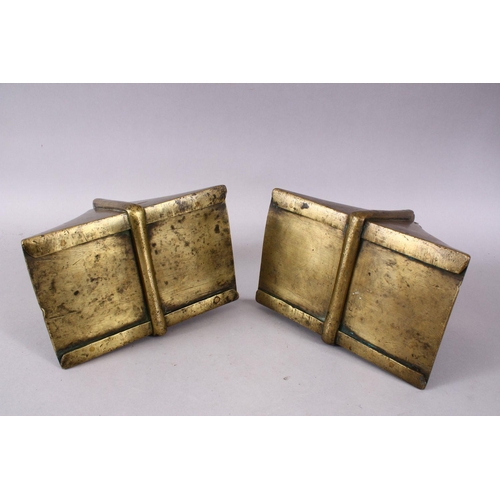 749 - A GOOD PAIR OF 19TH CENTURY BRASS / BRONZE HORSE STIRRUP'S, 17cm high x 12cm wide.