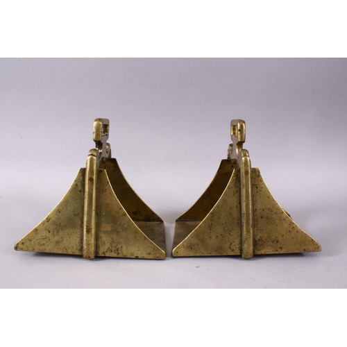 749 - A GOOD PAIR OF 19TH CENTURY BRASS / BRONZE HORSE STIRRUP'S, 17cm high x 12cm wide.