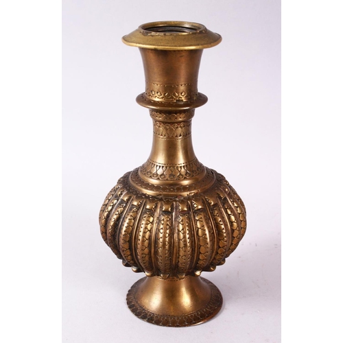 769 - AN INDIAN BRONZE RIBBED BODY HUQQA BASE, with a ribbed body decoration, 22cm.