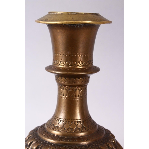 769 - AN INDIAN BRONZE RIBBED BODY HUQQA BASE, with a ribbed body decoration, 22cm.