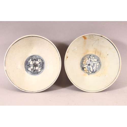 87 - A PAIR OF CHINESE WANLI PERIOD BLUE & WHITE SHIPWRECK PORCELAIN BOWLS.