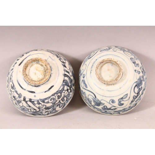 87 - A PAIR OF CHINESE WANLI PERIOD BLUE & WHITE SHIPWRECK PORCELAIN BOWLS.