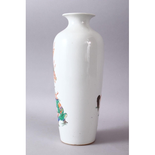 98 - A 19TH/20TH CENTURY CHINESE FAMILLE VERTE PORCELAIN VASE, decorated with scenes of warriors and a ho... 