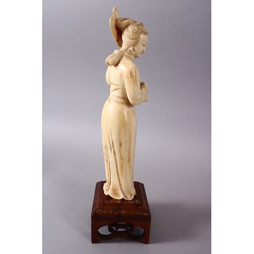 164G - A JAPANESE MEIJI PERIOD CARVED IVORY OKIMONO OF A GEISHA GIRL & FAN, stood holding an uchiwa fan alo... 