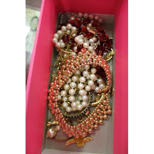 769 - A box of bijouterie.