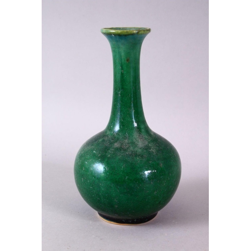 98 - A CHINESE APPLE GREEN AND TURQUOISE FLAMBE STYLE PORCELAIN VASE, with graduating crackle glaze, 16cm... 