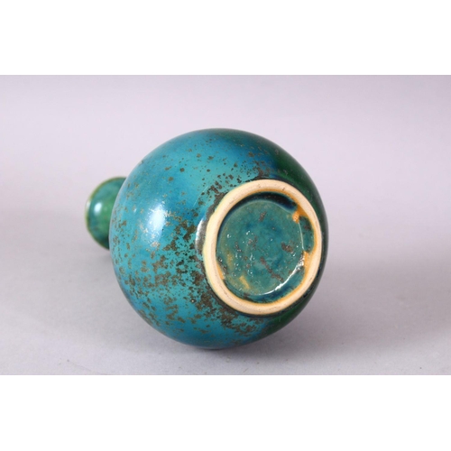 98 - A CHINESE APPLE GREEN AND TURQUOISE FLAMBE STYLE PORCELAIN VASE, with graduating crackle glaze, 16cm... 