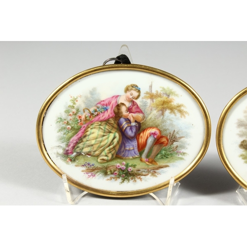 260 - A GOOD  PAIR OF 19TH CENTURY CONTINENTAL PORCELAIN OVALS of young lovers in a gilt metal frame, 4 in... 