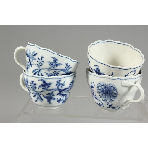 305 - A QUANTITY OF MEISSEN BLUE AND WHITE ONION PATTERN CUPS AND SAUCERS, fifteen various cups and eight ... 