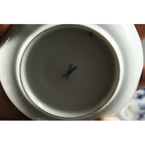 305 - A QUANTITY OF MEISSEN BLUE AND WHITE ONION PATTERN CUPS AND SAUCERS, fifteen various cups and eight ... 