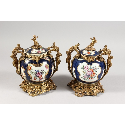 319 - A NEAR PAIR OF  SAMSON OF PARIS PORCELAIN VASES AND COVERS in the Dr. Wall Worcester design with orn... 