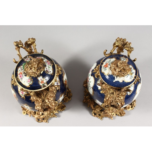 319 - A NEAR PAIR OF  SAMSON OF PARIS PORCELAIN VASES AND COVERS in the Dr. Wall Worcester design with orn... 