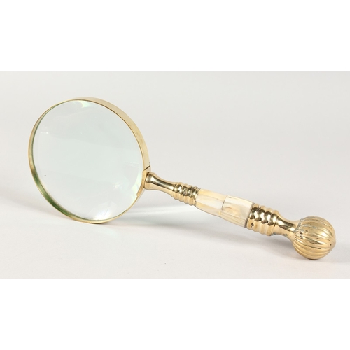 765 - A MOTHER OF PEARL MAGNIFYING GLASS