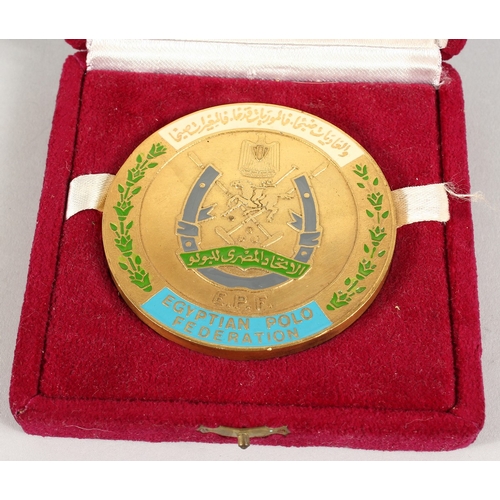 769 - A LARGE EGYPTIAN POLO FEDERATION MEDALLION 3 ins. diameter in a felt case