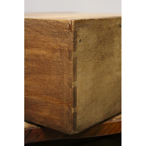 1089 - A LOUIS XV SERPENTINE-FRONTED KINGWOOD PETIT COMMODE with marble top, three drawers with brass handl... 