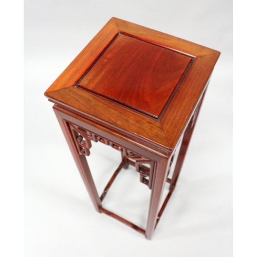 1024 - A 20TH CENTURY CHINESE REDWOOD SQUARE SHAPED TALL STAND. 1ft wide x 3ft high.