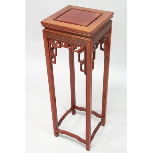 1024 - A 20TH CENTURY CHINESE REDWOOD SQUARE SHAPED TALL STAND. 1ft wide x 3ft high.