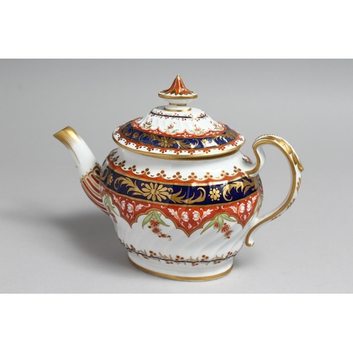 1180 - AN EARLY 19TH CENTURY BARR FLIGHT AND BARR GOOD SPIRALLY MOULDED TEAPOT AND COVER, painted with an u... 