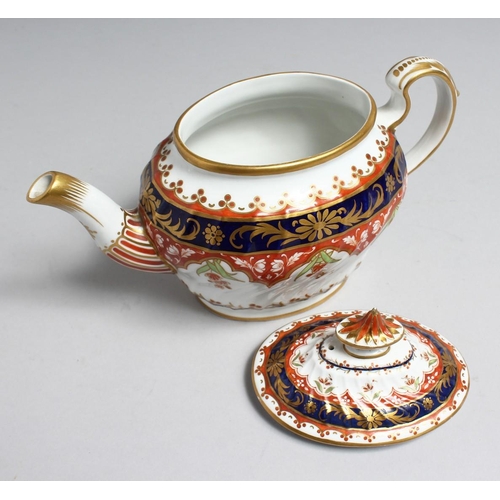 1180 - AN EARLY 19TH CENTURY BARR FLIGHT AND BARR GOOD SPIRALLY MOULDED TEAPOT AND COVER, painted with an u... 