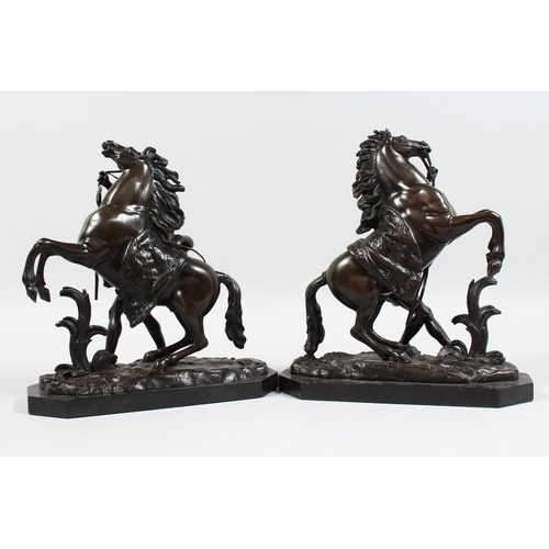 1251 - A SUPERB PAIR OF BRONZE HORSES AND ATTENDANTS on marble bases. 11ins high.